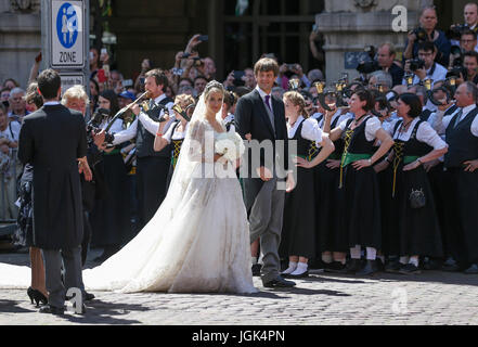 Hannover, Deutschland. 8. Juli 2017. Prinz Ernst August von Hannover und Ekaterina Hannover verlassen die Kirche nach ihrer kirchlichen Trauung in der Marktkirche in Hannover, Kirche 8. Juli 2017. Foto: Friso Gentsch/Dpa/Alamy Live News Stockfoto