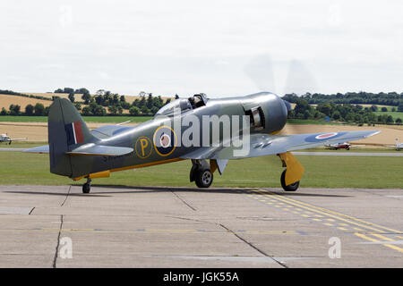 Duxford, Großbritannien. 8. Juli 2017. Ein Spitfire in Duxford Flying Legends Airshow.Duxford Flying Legends Air Show. Bildnachweis: Julian Elliott/Alamy Live-Nachrichten Stockfoto