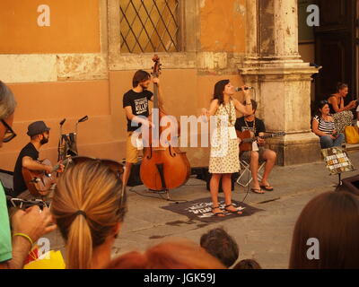 Perugia, Italien. 8. Juli 2017. Bei 38degC Temperaturen findet das jährliche Umbria Jazz Festival statt. sowie Überschrift wirkt auf der Bühne, gibt es Gruppen, die in den Straßen. Bildnachweis: Richard Patterson/Alamy Live-Nachrichten Stockfoto