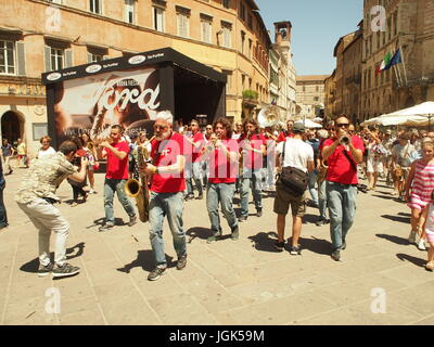 Perugia, Italien. 8. Juli 2017. Bei 38degC Temperaturen findet das jährliche Umbria Jazz Festival statt. sowie Überschrift wirkt auf der Bühne, gibt es tägliche Straße Paraden. Bildnachweis: Richard Patterson/Alamy Live-Nachrichten Stockfoto