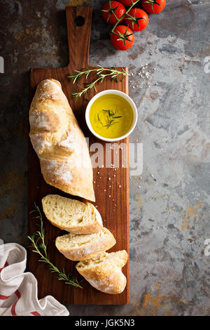 Hausgemachtes Baguette mit Olivenöl und Salz Stockfoto