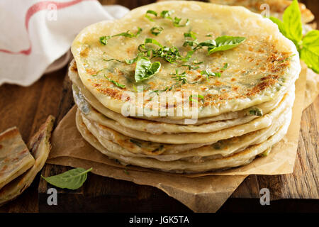 Gebratener grüner Zwiebel Pfannkuchen Stockfoto