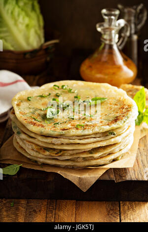 Gebratener grüner Zwiebel Pfannkuchen Stockfoto