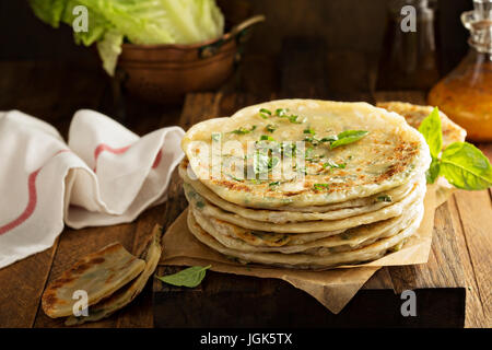 Gebratener grüner Zwiebel Pfannkuchen Stockfoto