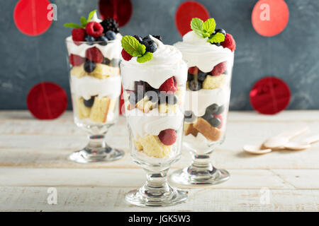 Geschichtete Dessert Parfait mit süßem Brot und Beeren Stockfoto