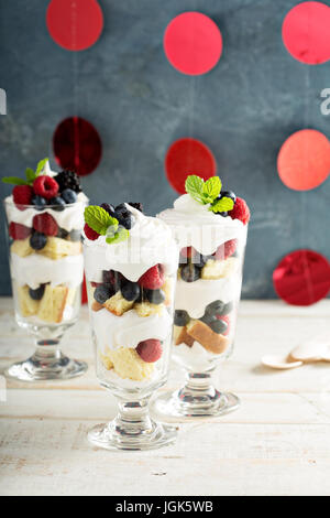 Geschichtete Dessert Parfait mit süßem Brot und Beeren Stockfoto