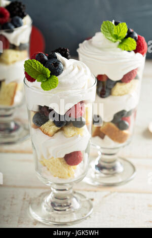 Geschichtete Dessert Parfait mit süßem Brot und Beeren Stockfoto