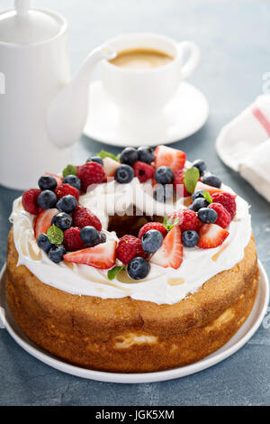Engel Nahrungsmittelkuchen mit Sahne und Beeren Stockfoto