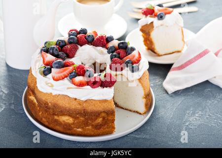 Engel Nahrungsmittelkuchen mit Sahne und Beeren Stockfoto