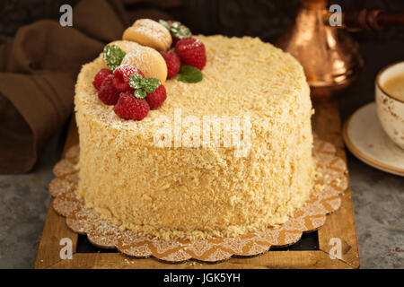 Napoleon geschichtet Torte mit Macarons und Himbeere Stockfoto