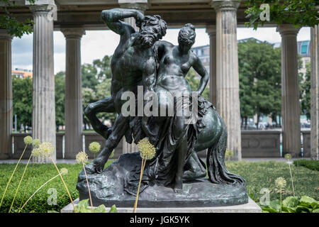 BErlin, Deutschland - 6. Juli 2017: Zentaur und Nymphe Statue in öffentlichen Garten des alten Museums auf der Museumsinsel in Berlin, Deutschland Stockfoto