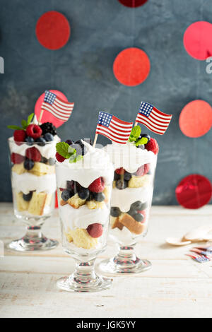 Geschichtete Dessert Parfait mit süßem Brot und Beeren Stockfoto