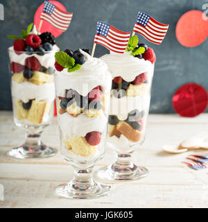 Geschichtete Dessert Parfait mit süßem Brot und Beeren Stockfoto