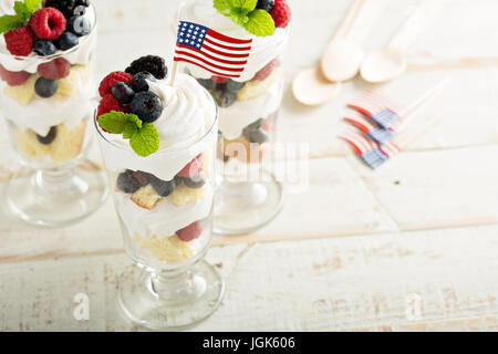 Geschichtete Dessert Parfait mit süßem Brot und Beeren Stockfoto