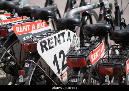 Mieten Sie ein Fahrrad - Zeile der Mieträder Stockfoto