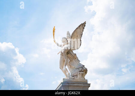 Engelsstatue mit Wolke Himmelshintergrund - griechischen Göttin Nike nimmt den gefallenen Helden in den Olymp Stockfoto