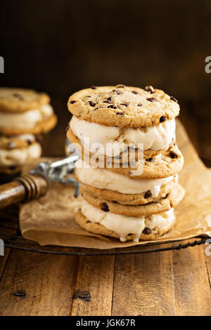 Ice Cream Sandwiches mit chocolate Chip cookies Stockfoto