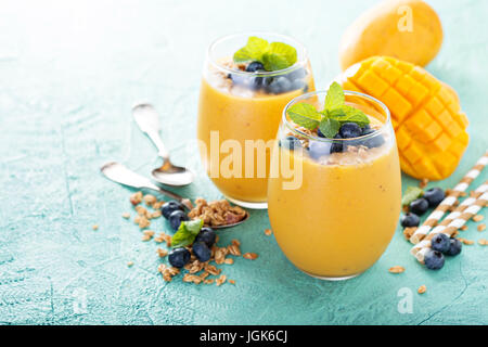 Mango Smoothie in Gläser Stockfoto