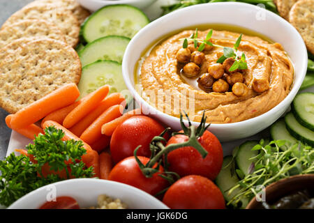 Hummus und Gemüse Teller mit Korn Salat Stockfoto