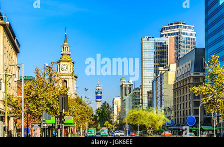 Santiago, Chile - 14. April 2017: Die Kirche von San Francisco, der Fernsehturm und der Down Town strets in Santiago de Chile Stockfoto