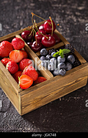 Frische Beeren in Holzkiste Stockfoto