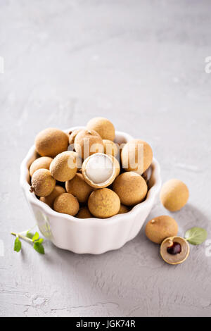 Longan Früchte in Schüssel weiß Stockfoto