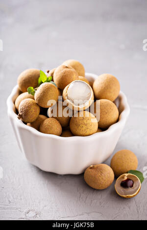 Longan Früchte in Schüssel weiß Stockfoto