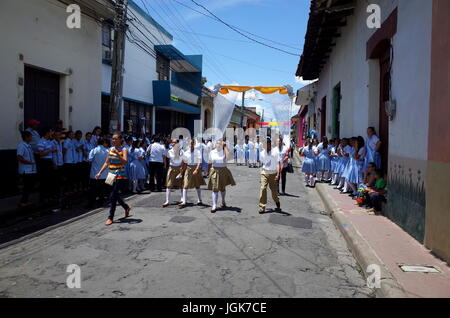 24. September 2014, LEON, NICARAGUA - Schule Sprachprogramm Marsch durch die Straße, um das Festival De La Virgen De La Merced, dem Schutzpatron feiern Stockfoto