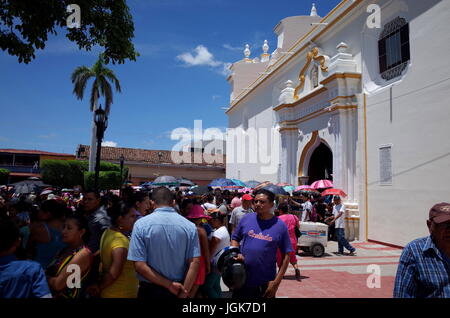 24. September 2014, Menschenmassen LEON, NICARAGUA - auf der Straße, die Festival De La Virgen De La Merced, dem Schutzpatron der Leon in Nicaragua zu feiern Stockfoto