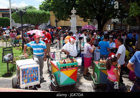 24. September 2014, LEON, NICARAGUA - Eis Verkäufer Mischung mit den Massen, die Festival De La Virgen De La Merced, dem Schutzpatron der feiern Stockfoto