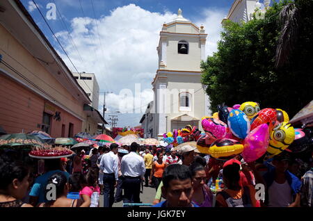 24. September 2014, Menschenmassen LEON, NICARAGUA - auf der Straße, die Festival De La Virgen De La Merced, dem Schutzpatron der Leon in Nicaragua zu feiern Stockfoto