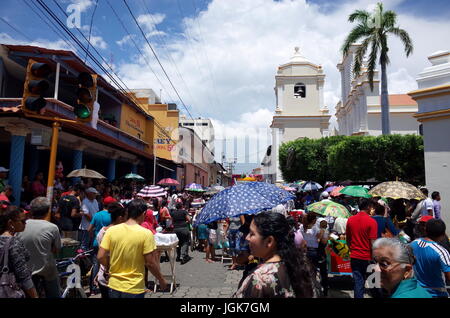 24. September 2014, Menschenmassen LEON, NICARAGUA - auf der Straße, die Festival De La Virgen De La Merced, dem Schutzpatron der Leon in Nicaragua zu feiern Stockfoto