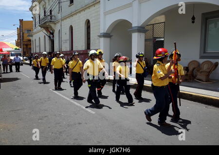 24. September 2014, LEON, NICARAGUA - Feuerwehr Marsch durch die Straße, um das Festival De La Virgen De La Merced, dem Schutzpatron der Leon feiern Stockfoto