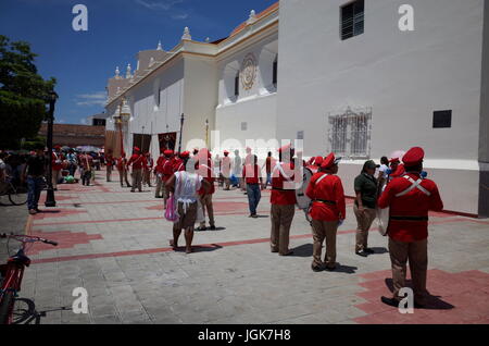 24. September 2014, LEON, NICARAGUA - Soldaten Marsch durch die Straße, um das Festival De La Virgen De La Merced, dem Schutzpatron der Leon feiern Stockfoto