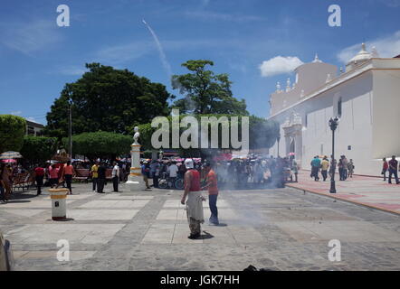 24. September 2014, LEON, NICARAGUA - Männer auf den Weg auf der Strasse Feuerwerk anlässlich des Festival De La Virgen De La Merced, dem Schutzpatron der Le Stockfoto