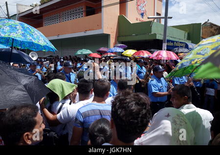 24. September 2014, LEON, NICARAGUA - die Polizei-Band marschieren durch die Straßen, um das Festival De La Virgen De La Merced, der Schutzpatron feiern sa Stockfoto