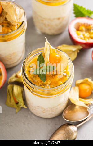 Über Nacht Hafer mit Maracuja und physalis Stockfoto