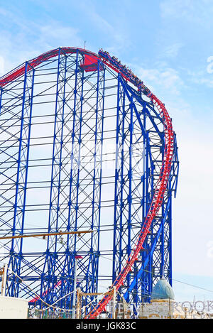 Die Big One Achterbahn auf der Pleasure Beach Amusement Park, Blackpool, Lancashire, UK Stockfoto