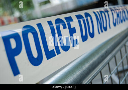 Band markiert Polizei kreuzen nicht erstreckte sich über eine Fläche an die Öffentlichkeit zu einem Vorfall in London, UK abgesperrt. Stockfoto