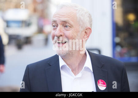 Labour-Chef Jeremy Corbyn startet seine Vorabend des Umfrage-Tour in Großbritannien mit einer stumpf Rede außerhalb der Dune-Schuh-Shop mit Glasgow: Jeremy Corbyn Where: Glasgow, Vereinigtes Königreich: 7. Juni 2017 Credit: Euan Cherry/WENN.com Stockfoto