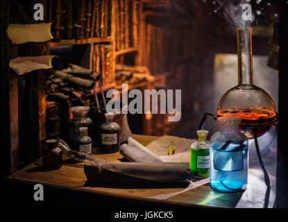 Mittelalterlichen Alchemisten-Labor mit verschiedenen Arten von Flaschen und alte Bücher in Prag, Tschechische Republik