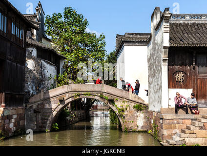 Alte Steinbrücke überqueren Kanal in Whuzen Wasser-Stadt in China Stockfoto