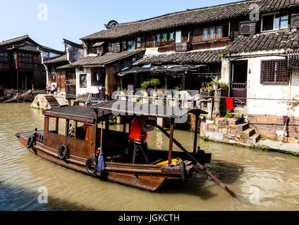 Traditionelle Holzboote in Whuzen werden mit einem einzigen langen Ruder angetrieben. Stockfoto