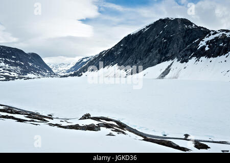 Gefrorene Djupvatnet. Djupvatnet ist ein See in extremen Südosten Stranda Gemeinde mehr Og Romsdal Grafschaft, Norwegen. Stockfoto