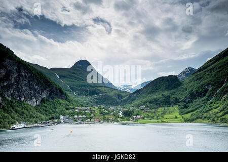 Blick auf Geiranger, ein kleiner touristischer Ort im westlichen Teil von Norwegen. Geiranger ist Heimat einiger der spektakulärsten Landschaften der Welt. Stockfoto