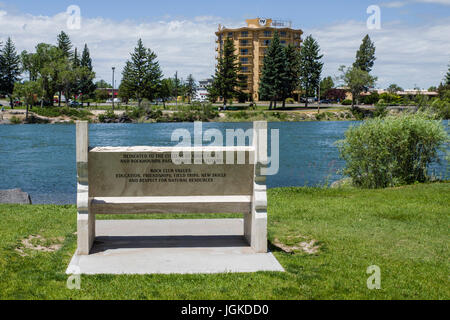 Schatzgräber gewidmete Denkmal Bank mit Blick auf dem Snake RIver, Idaho Falls, Idaho Stockfoto