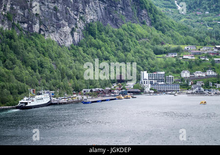 Blick auf Geiranger, ein kleiner touristischer Ort im westlichen Teil von Norwegen. Geiranger ist Heimat einiger der spektakulärsten Landschaften der Welt. Stockfoto