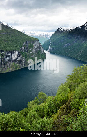 Blick auf Geirangerfjord mit den Seven Sisters Wasserfall von Ornesvingen. Der Fjord ist eine der meistbesuchten Sehenswürdigkeiten Norwegens. Stockfoto