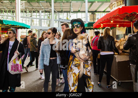 Großbritannien, London - 8. April 2015: Unbekannte Menschen besuchen Borough Market in London Stockfoto