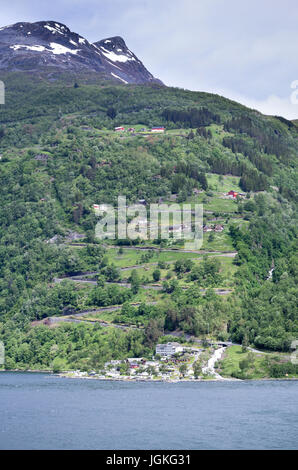 Ornevegen - Adler-Straße, die Straße in Norwegen schwingt durch 11 Haarnadelkurven vom Geirangerfjord bis zum höchsten Punkt auf der Strecke Stockfoto